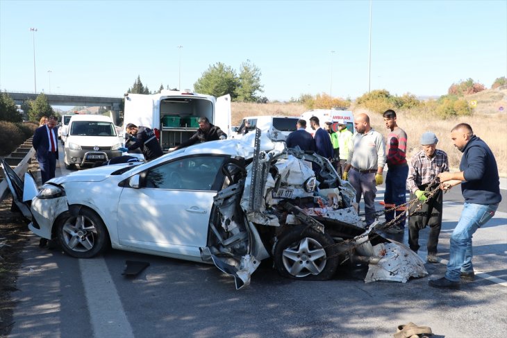 Tırla çarpışan otomobil bu hale geldi: 1 ölü, 2 yaralı