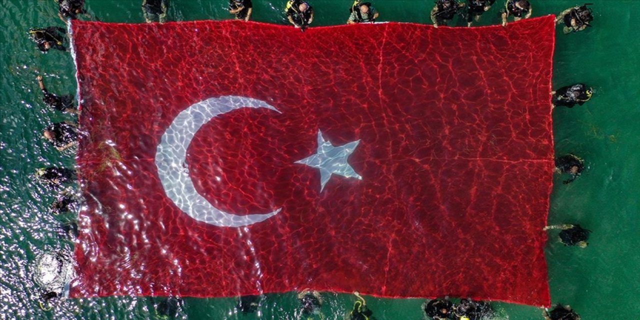 SAT komandoları engellilerle Marmara Denizi'nde '100. Yıl Zafer Dalışı' yaptı