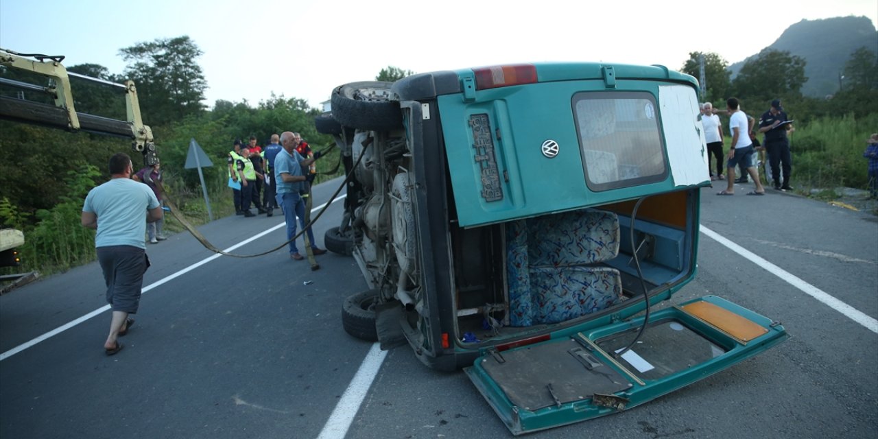 Yolcu minibüsü otomobille çarpıştı: 17 yaralı!
