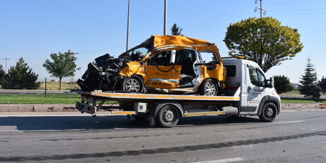 TIR’a çarpan ticari taksideki şoför ve yolcu öldü