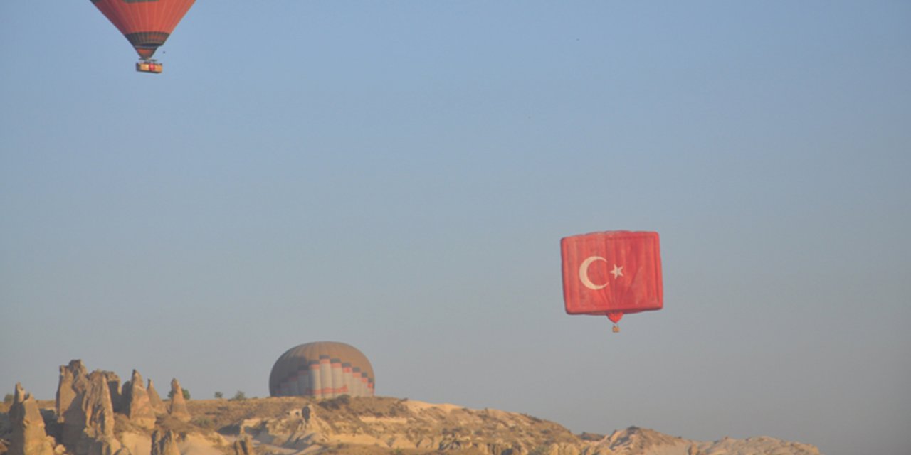 Kapadokya semalarını ay yıldızlı bayraklarla donatılan balonlar süsledi