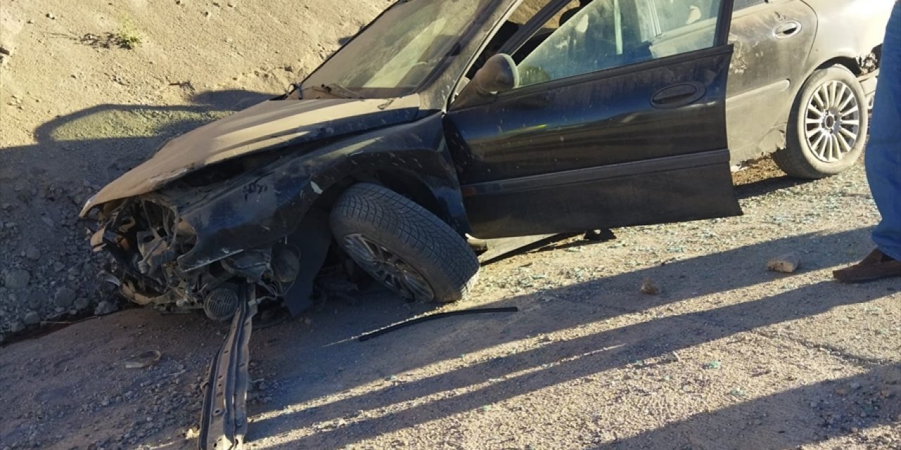 Konya'da bariyere çarpan otomobildeki 4 kişi yaralandı