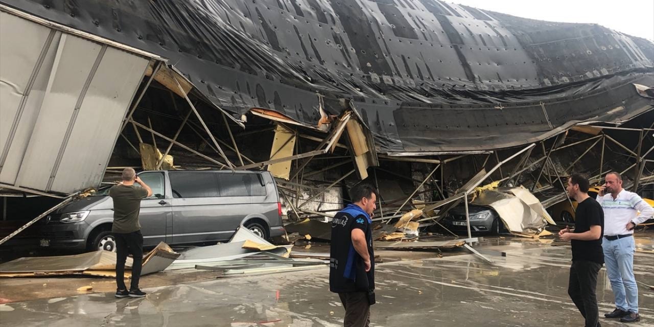 Yağışın vurduğu şehirde yıldırım düşen otogarın çatısı çöktü