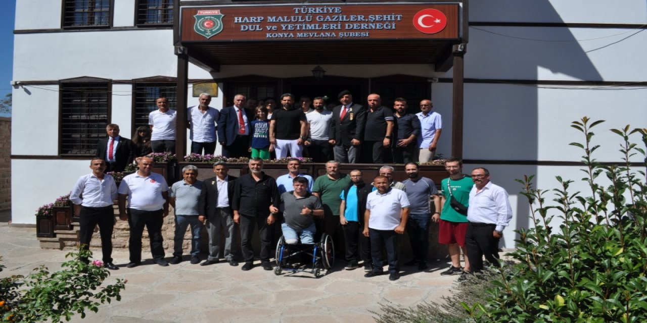 Konyaspor teknik heyeti şehit ve gazi aileleri ile buluştu