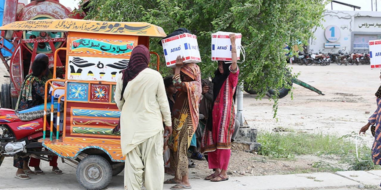 AFAD, Pakistan'daki selde ihtiyaç sahiplerine yardımlarını sürdürüyor