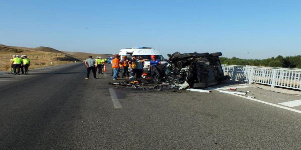 Köprü bariyerine çarpan otomobildeki 3 kişi öldü, 1 kişi yaralandı