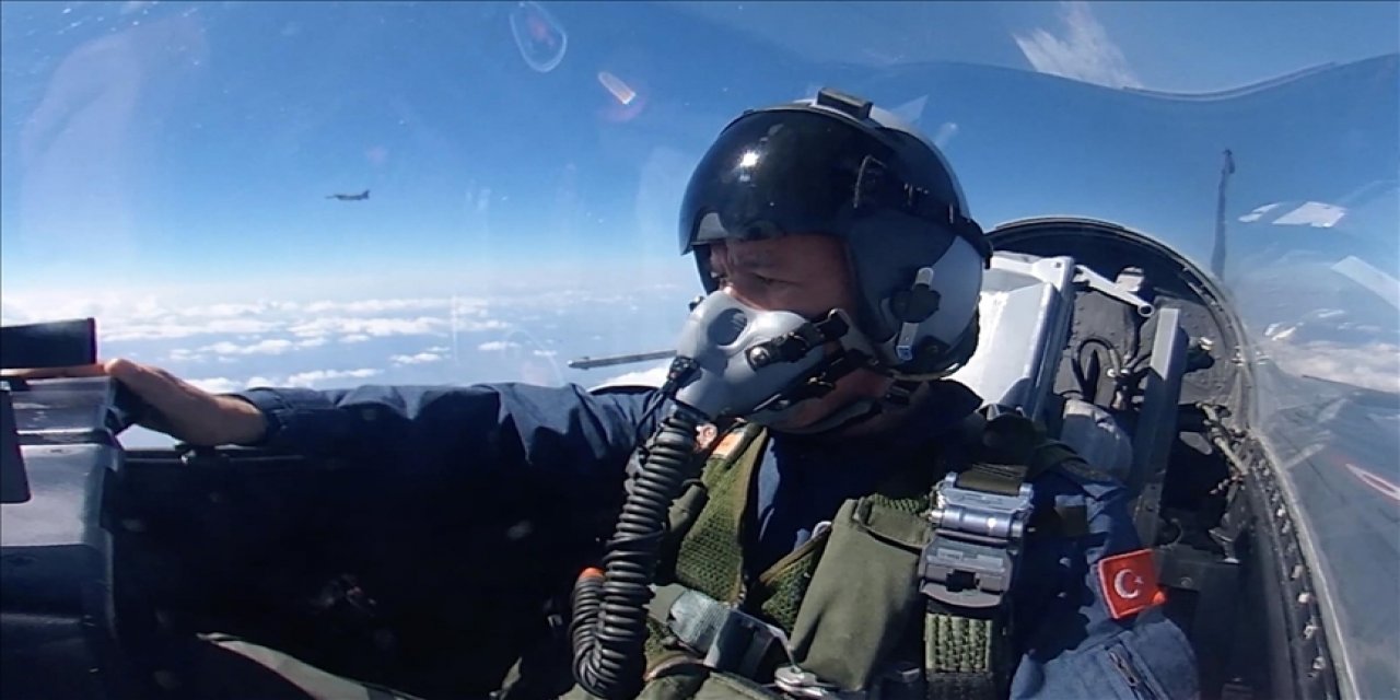 Milli Savunma Bakanı Akar, F-16 kokpitinden Çanakkale Şehitler Abidesi'ni selamladı