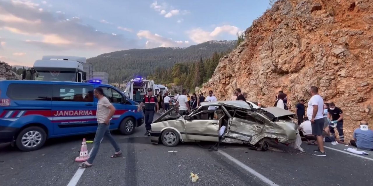 Konya-Antalya yolunda 3 araç çarpıştı: 1’i ağır 4 kişi yaralandı