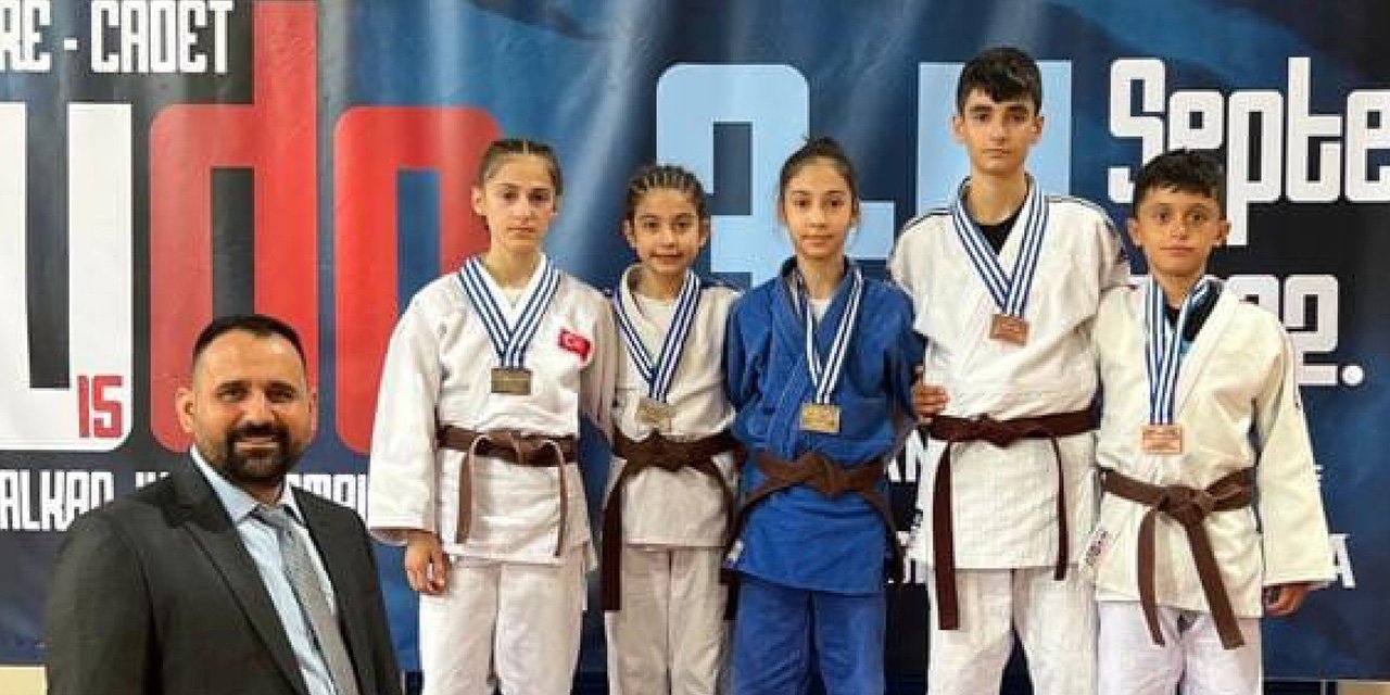 Konya Büyükşehir Belediyespor’lu Milli judocular kürsüde