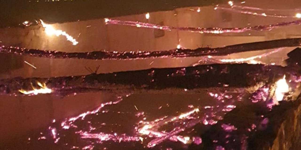 Konya’da ahırda çıkan yangın evi de yaktı