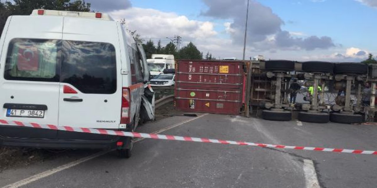 TIR, işçi servisine çarptı! Yaralılar var