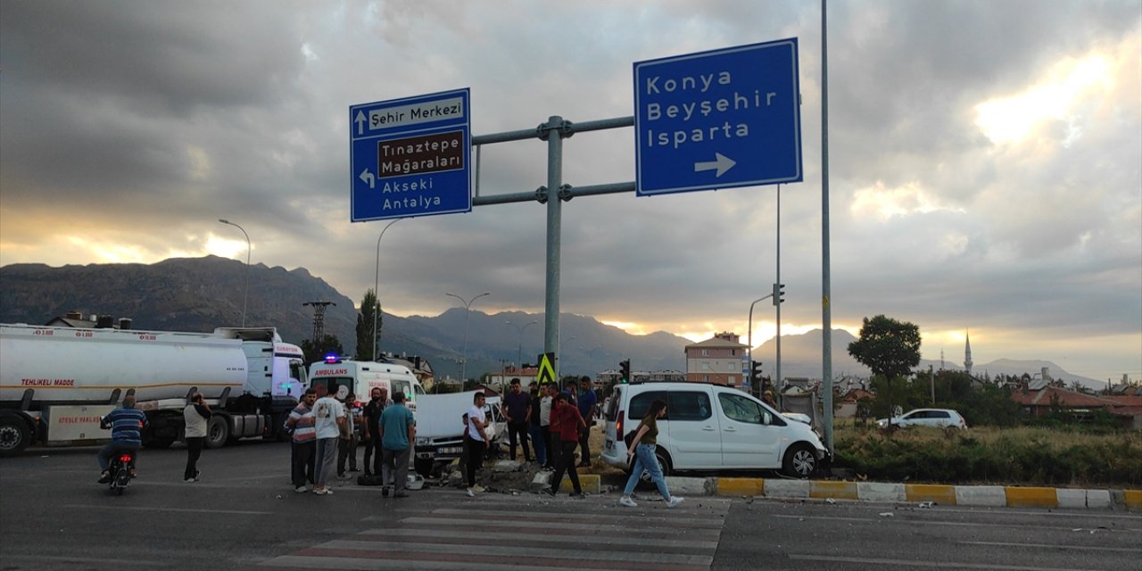 Konya’da hafif ticari araç otomobille çarpıştı: 4 yaralı