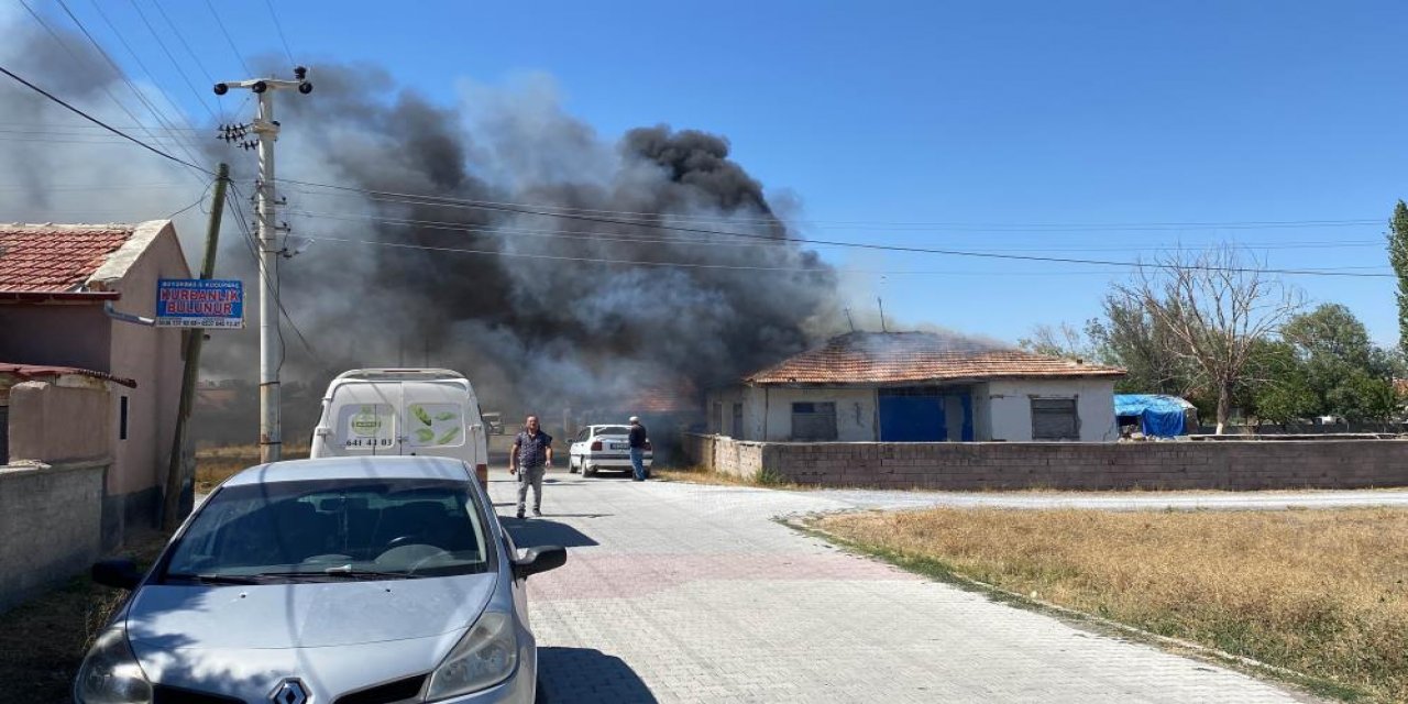 Konya’da atık malzemelerden çıkan yangın eve sıçradı