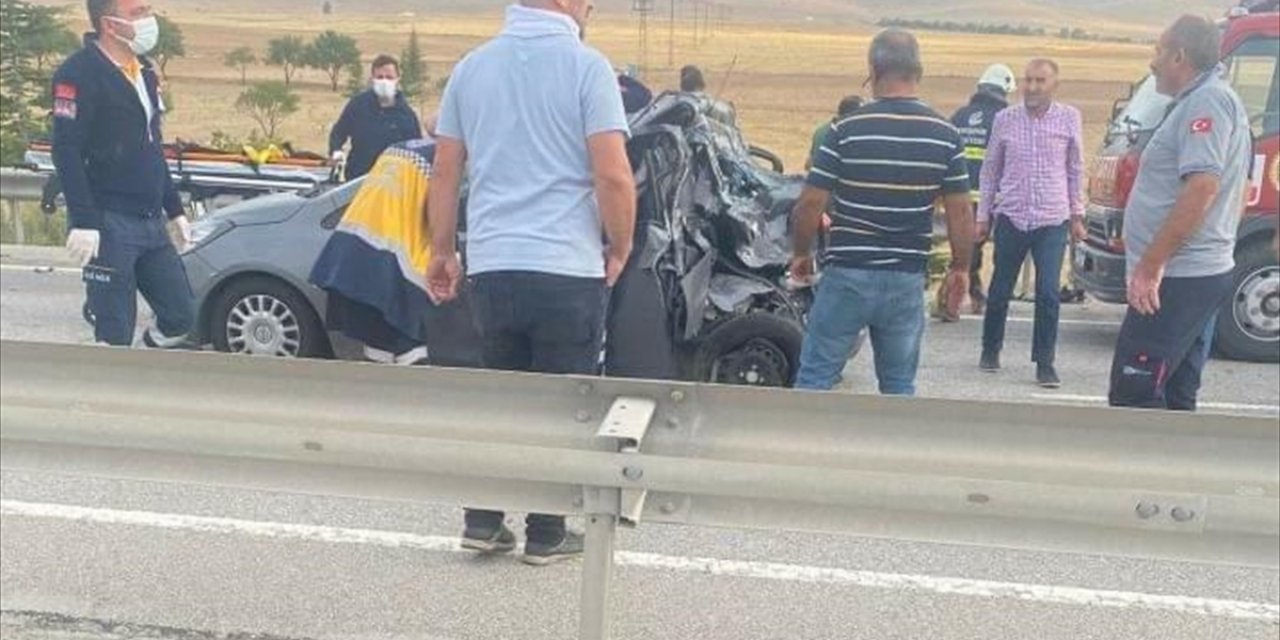 Kamyon önünde seyreden otomobile çarptı: 1 ölü, 3 yaralı