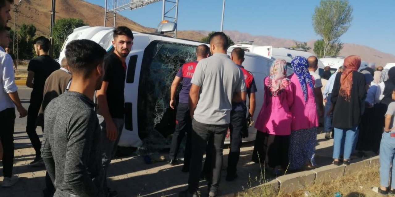 Köpeğe çarpmamak için manevra yapan işçi servisi devrildi: 2’si ağır 13 yaralı