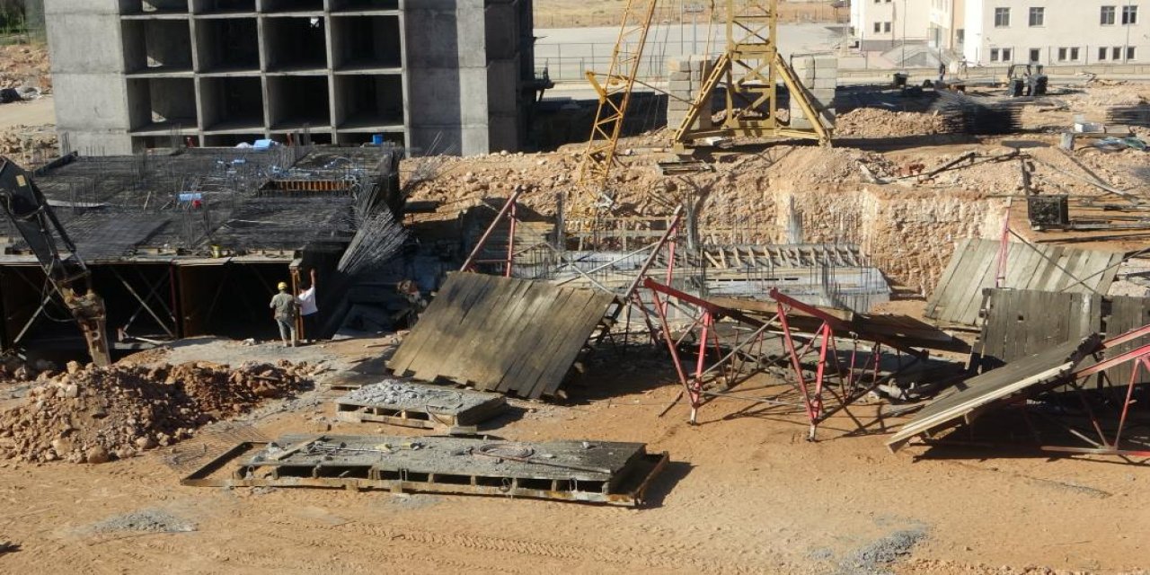 İnşaat sahasında vinç devrildi: 3 işçi öldü, 1 işçi ağır yaralandı