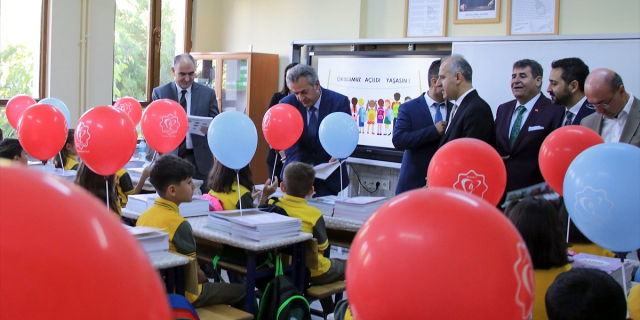 Konya’da ilk ders zili çaldı, öğrenciler okullarıyla buluştu