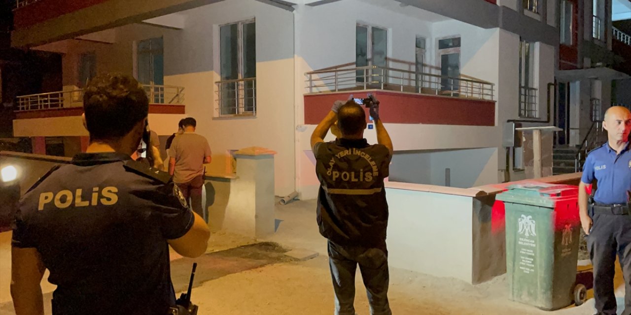 Uzaklaştırma kararı olan kişi, karısını bıçaklayarak öldürdü