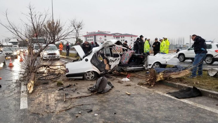 Feci kaza! Otomobil refüjdeki ağaca ve direğe çarptı: 2 ölü, 3 yaralı