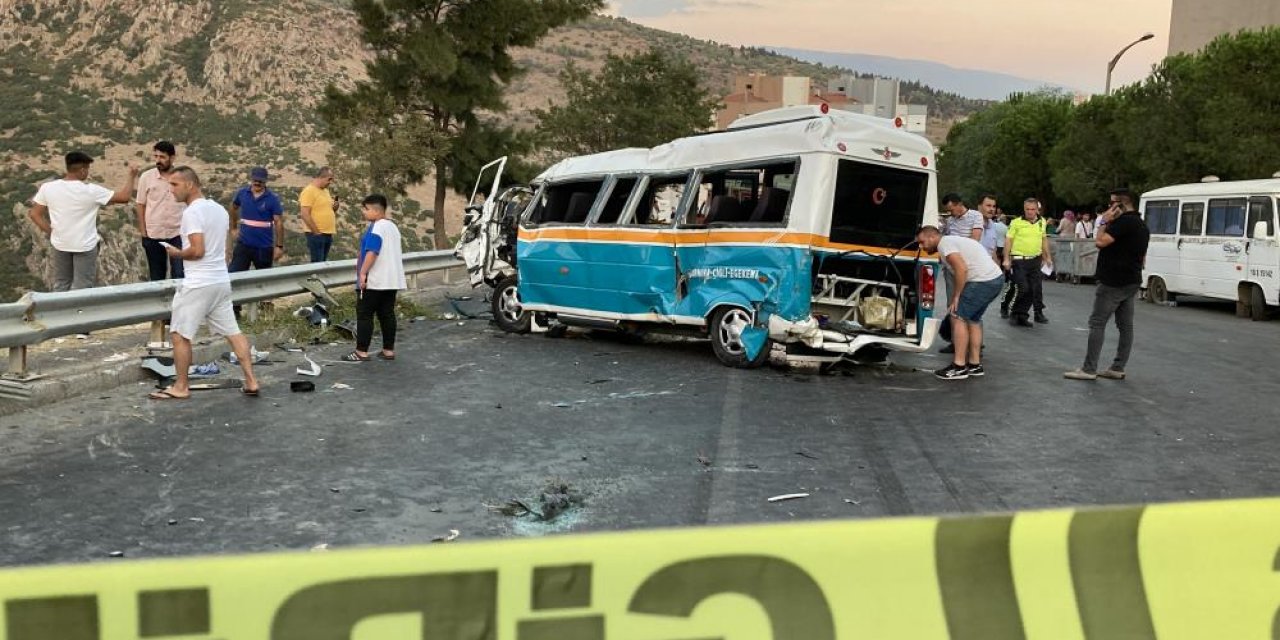Yolcu minibüsü ile servis midibüs çarpıştı: 1 ölü, 6 yaralı