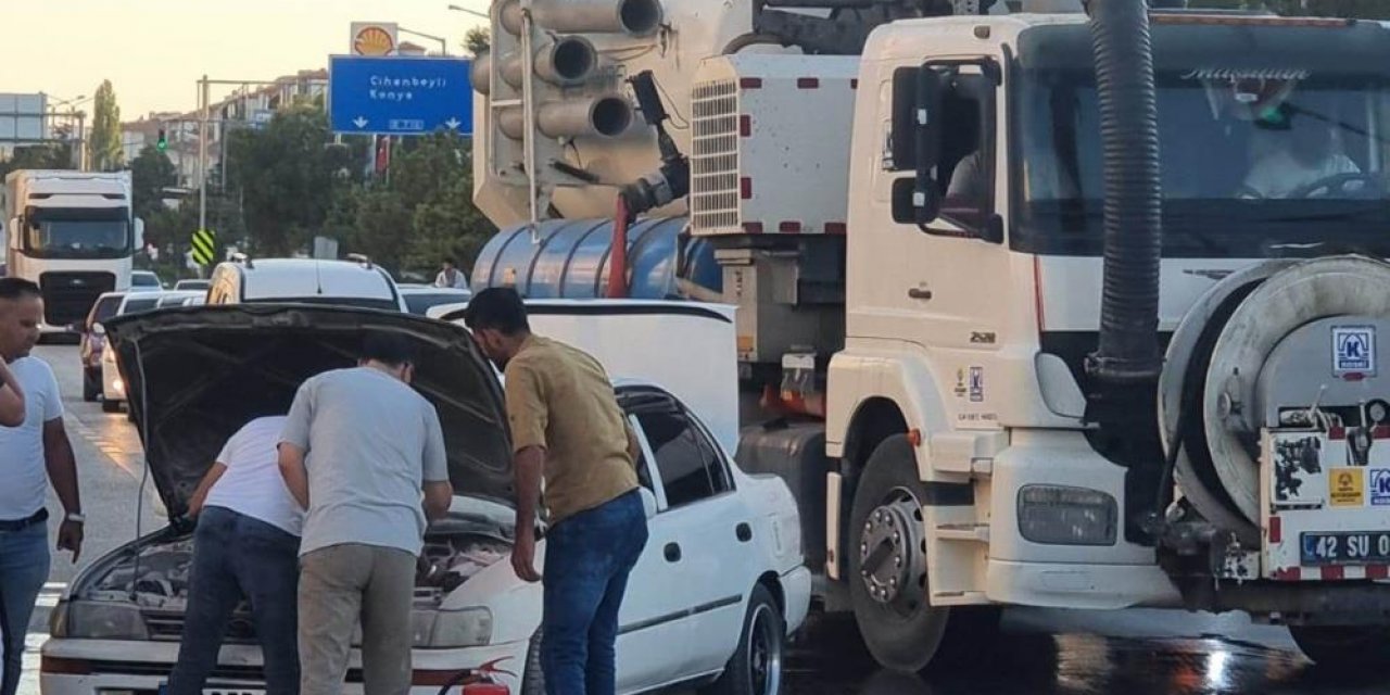 Konya’da kırmızı ışıkta bekleyen otomobilde yangın çıktı