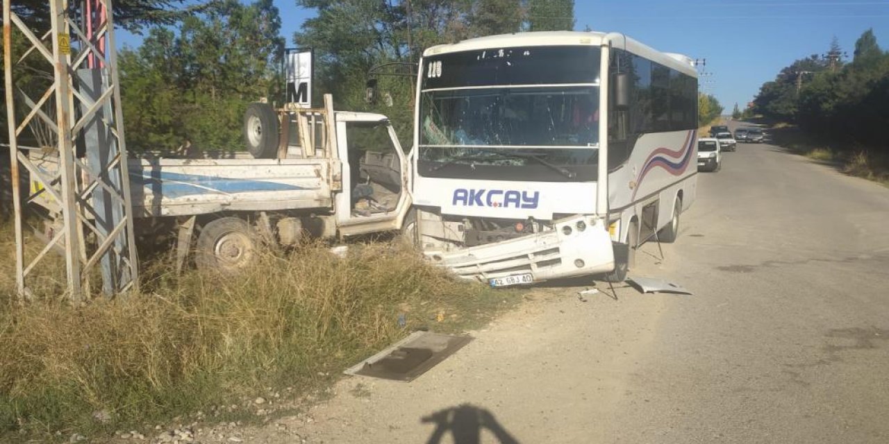 Son Dakika: Konya’da servis midibüsü ile kamyonet çarpıştı: 17 işçi yaralandı