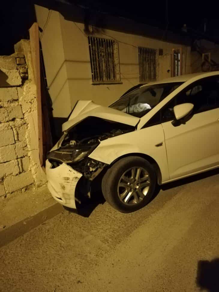 Konya’da otomobil bahçe kapısına daldı