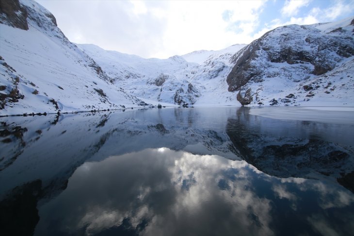 Konya sınırındaki buzul göllerinin kış güzelliği büyülüyor