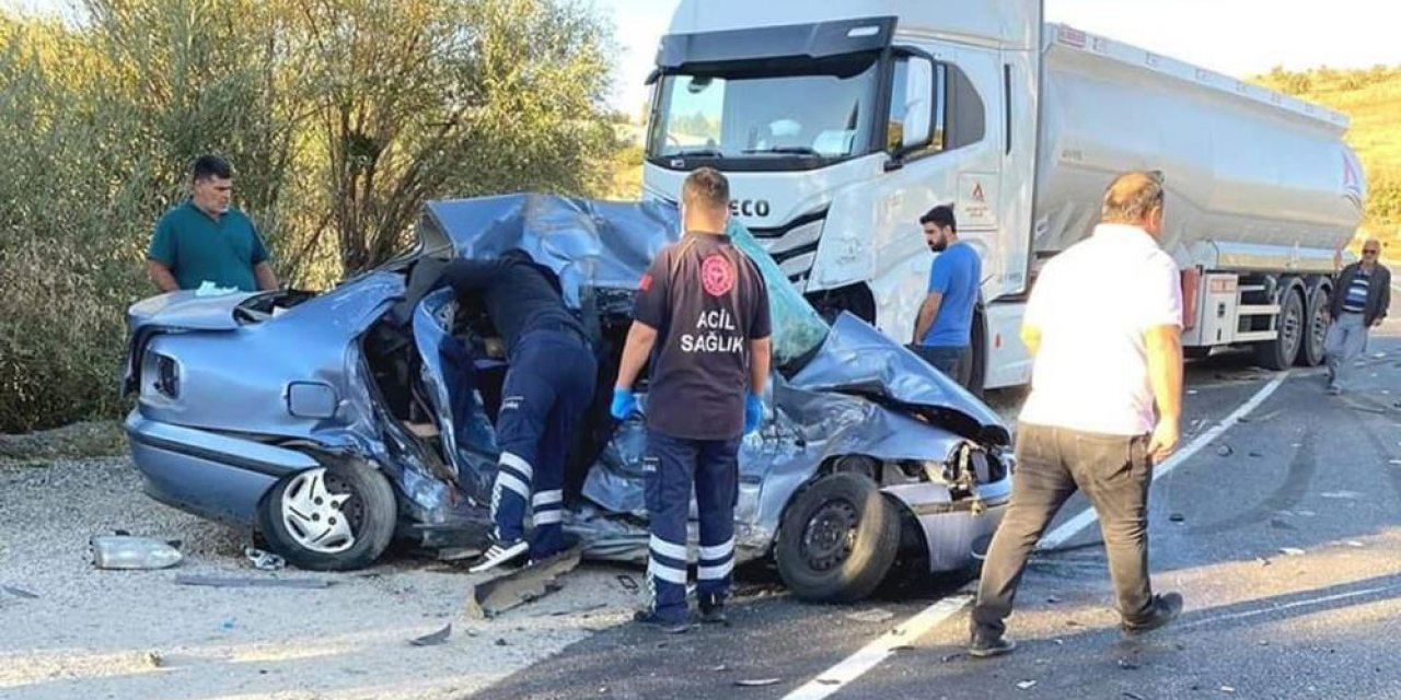 TIR’la kafa kafaya çarpışan otomobildeki 4 kişi öldü