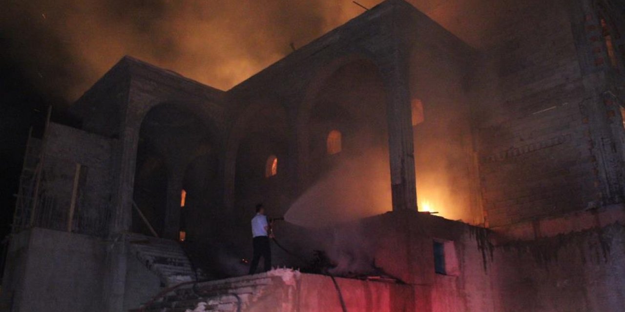 Cami inşaatında korkutan yangın