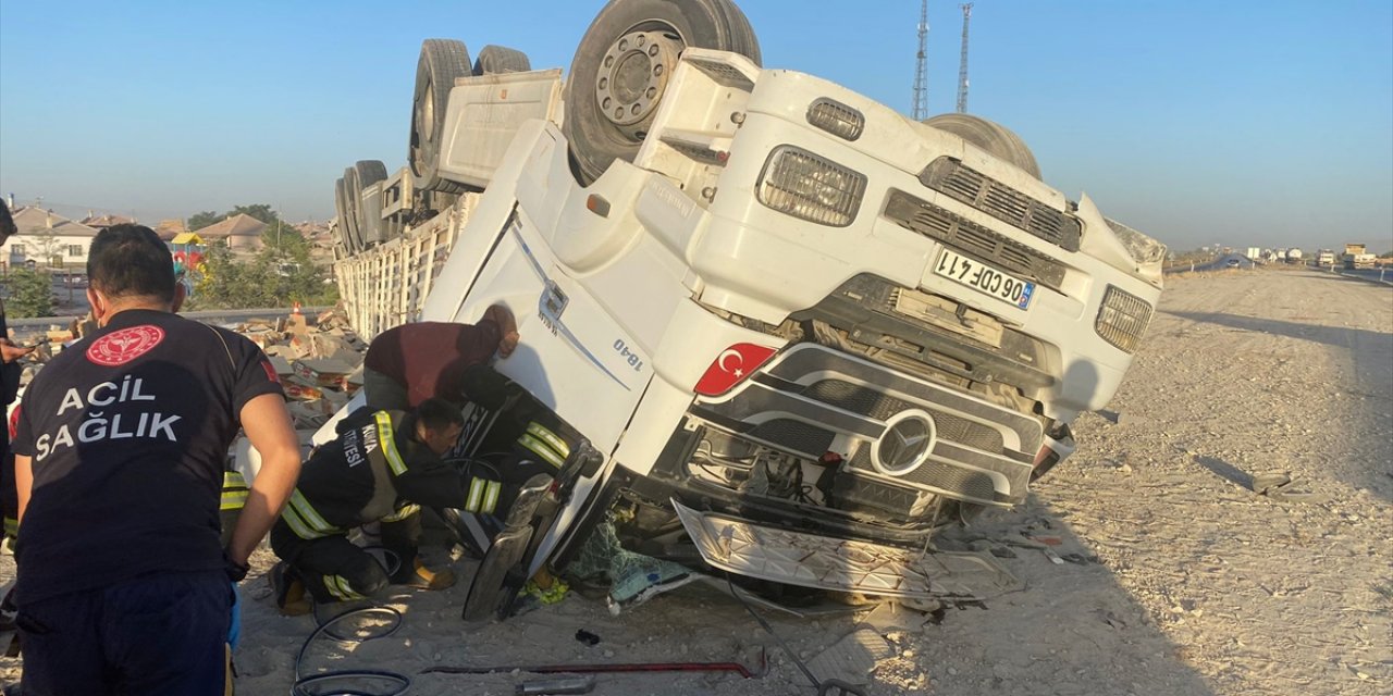 Konya'da TIR şarampole devrildi, sıkışanları itfaiye kurtardı