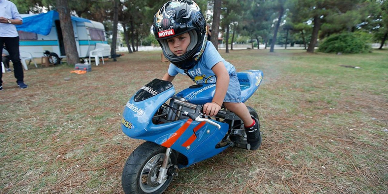 3,5 yaşındaki Ömer Ali küçük motosikletini ustaca kullanıyor