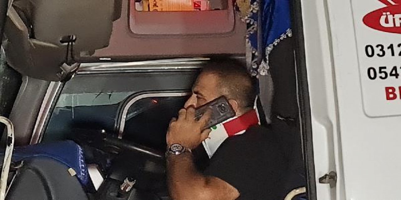 Kazada araç içerisine sıkışan TIR sürücüsü, telefonla konuşmaya devam etti