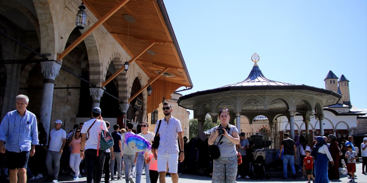 Konya Mevlana Müzesi, yerli ve yabancı ziyaretçilerini ağırlıyor