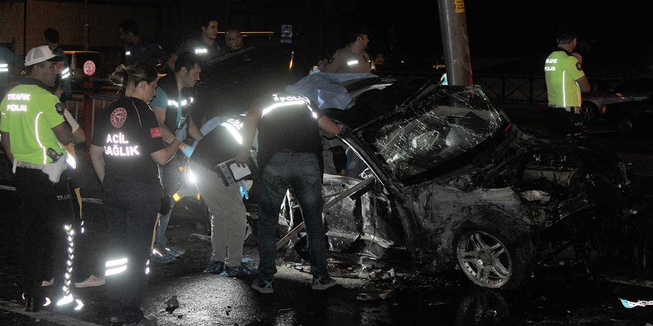 Hurdaya dönen otomobilde can verdiler