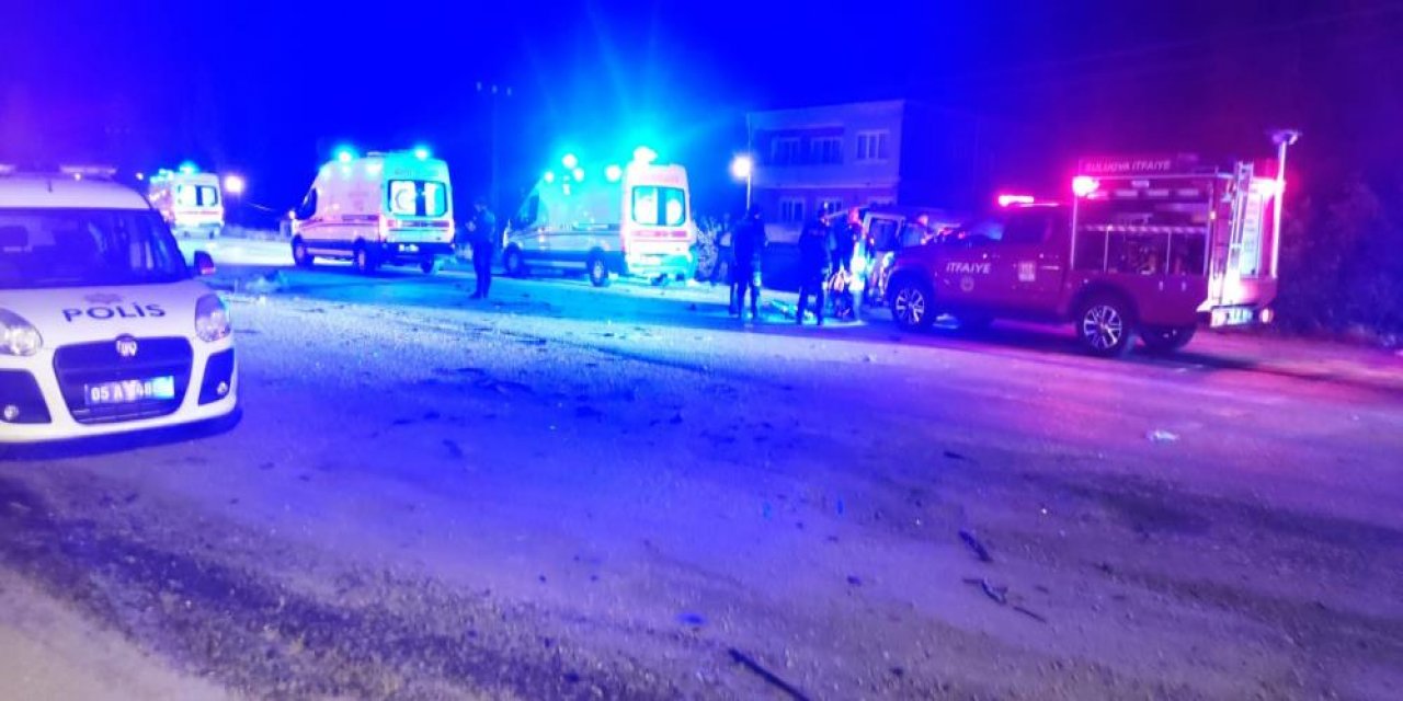 Yolcu otobüsü ile hafif ticari araç çarpıştı: 2 ölü, 8 yaralı