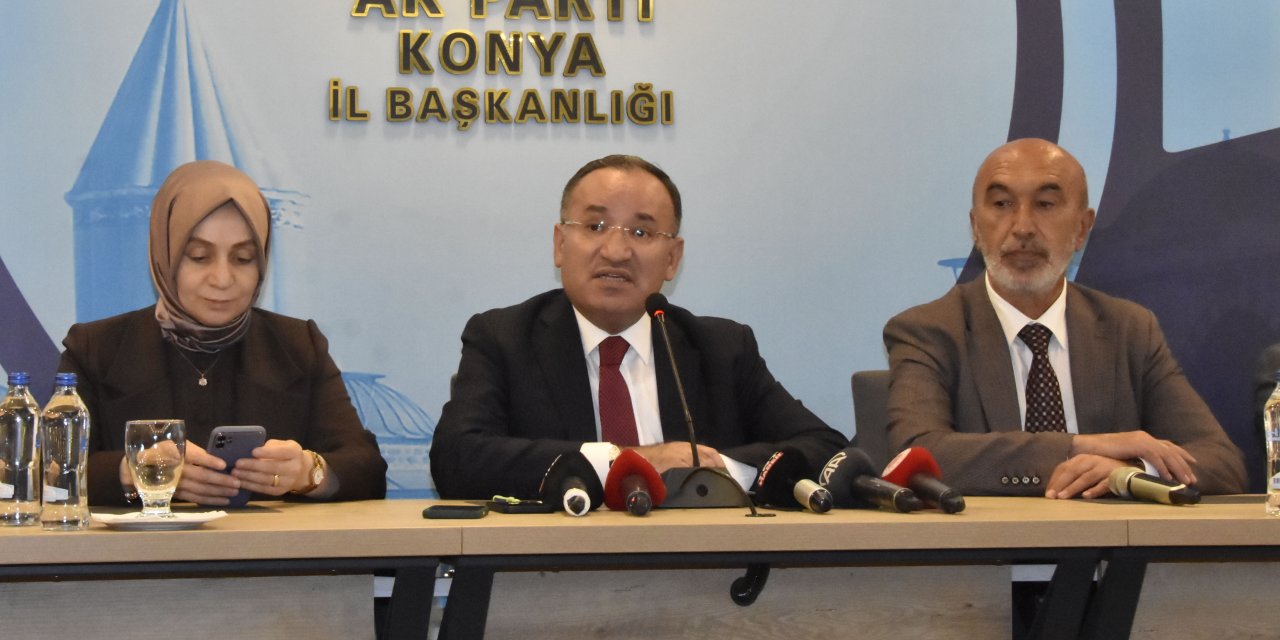 Adalet Bakanı Bekir Bozdağ Konya'da 6'lı masaya yüklendi