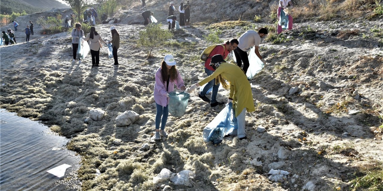 Konya’da çevre gönüllüsü gençler Altınapa Barajı’nda çöp topladı