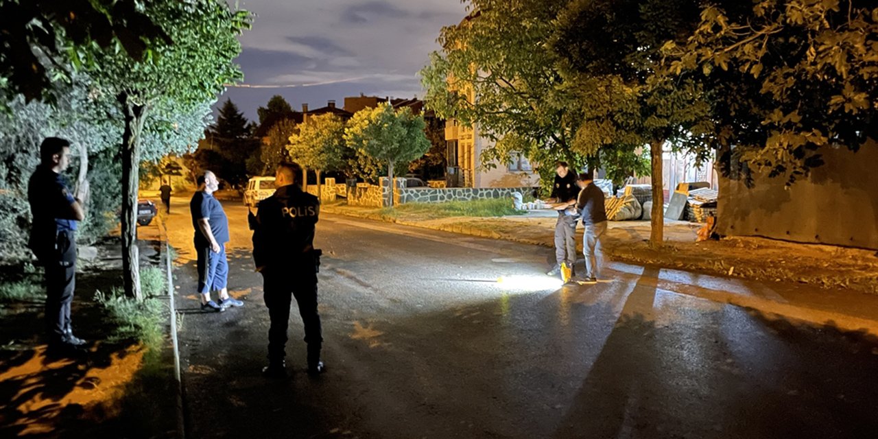 Otomobil yayalara çarptı: 1 ölü, 1 yaralı