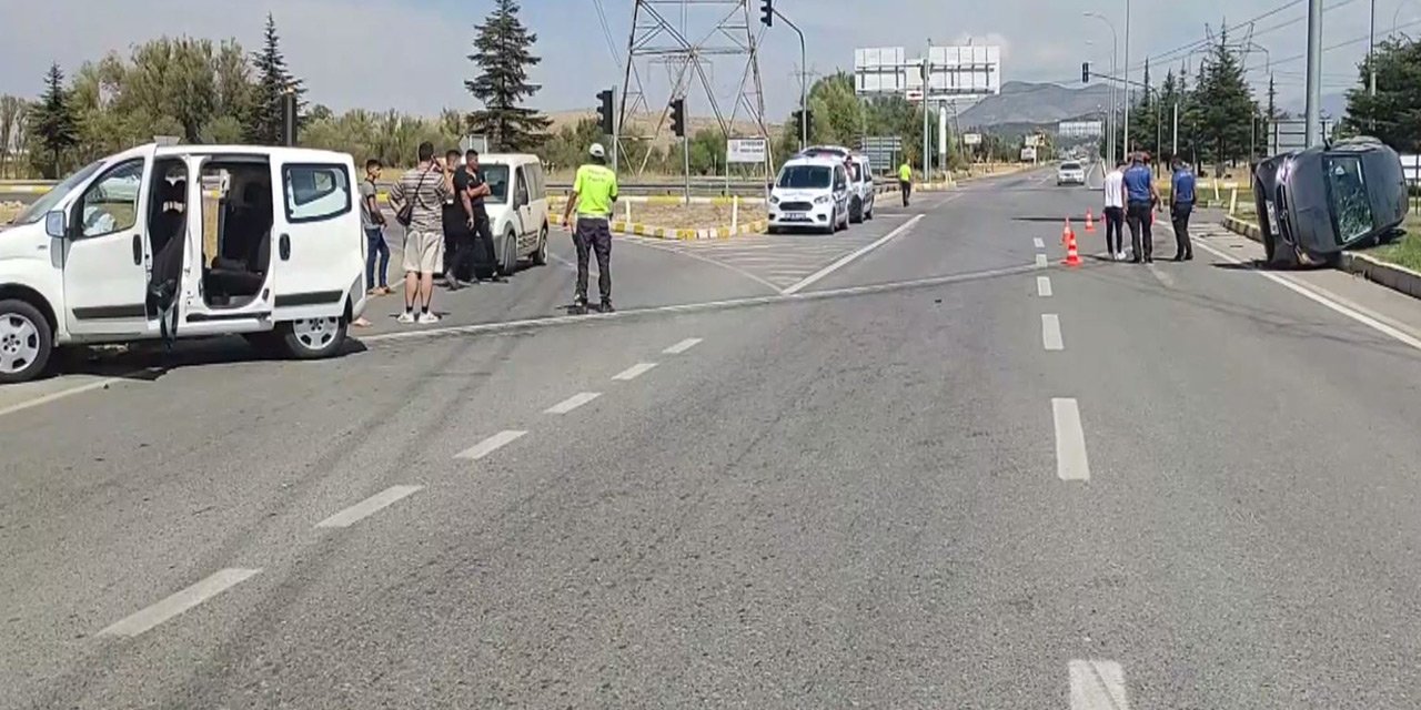 Konya’da otomobil ile hafif ticari araç çarpıştı: 4 yaralı