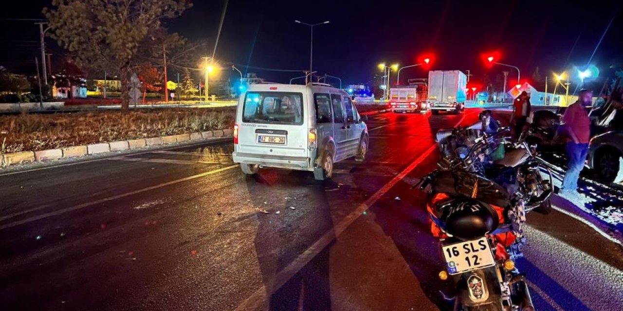 Motosiklet kırmızı ışıkta bekleyen Konya plakalı araca çarptı