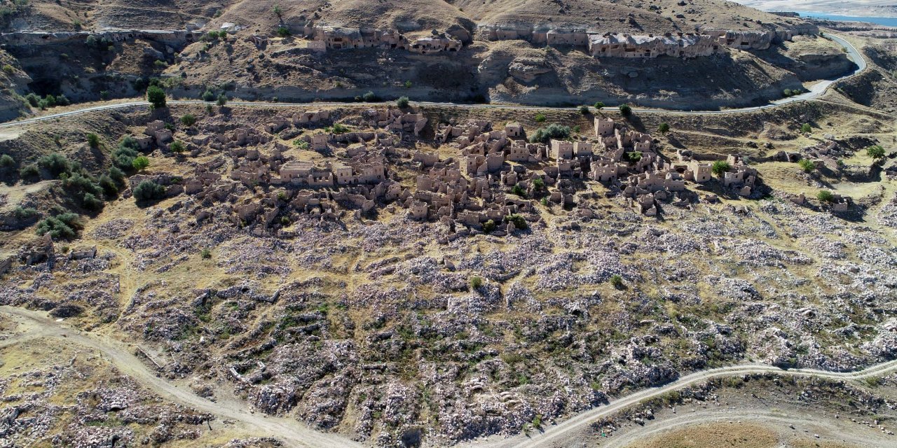 Barajdaki sular çekilince eski mahalle ortaya çıktı, duyan oraya koşuyor