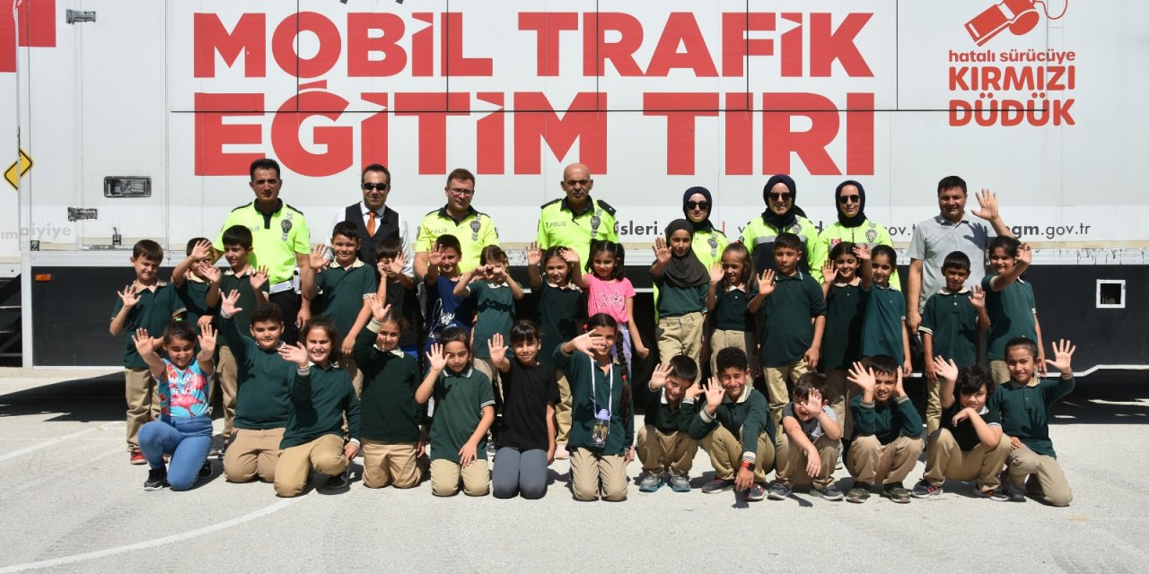 Konya’da Mobil Trafik Eğitim TIR’ı ilkokul öğrencilerine trafik bilinci kazandırıyor