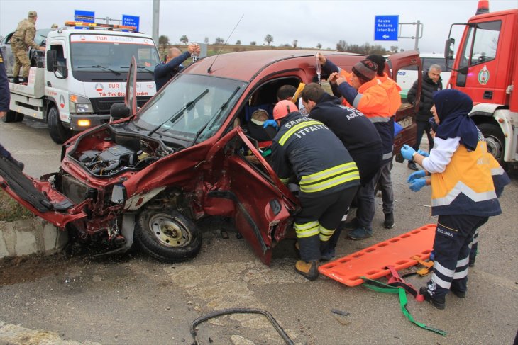 Otomobil ile hafif ticari araç çarpıştı: 1 ölü, 7 yaralı