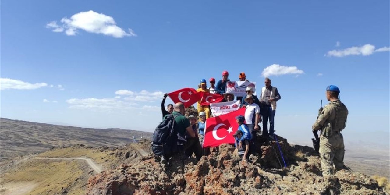 4’ü Konyalı 13 dağcı, terörden arındırılan Tendürek dağının zirvesinde Türk bayrağı açtı