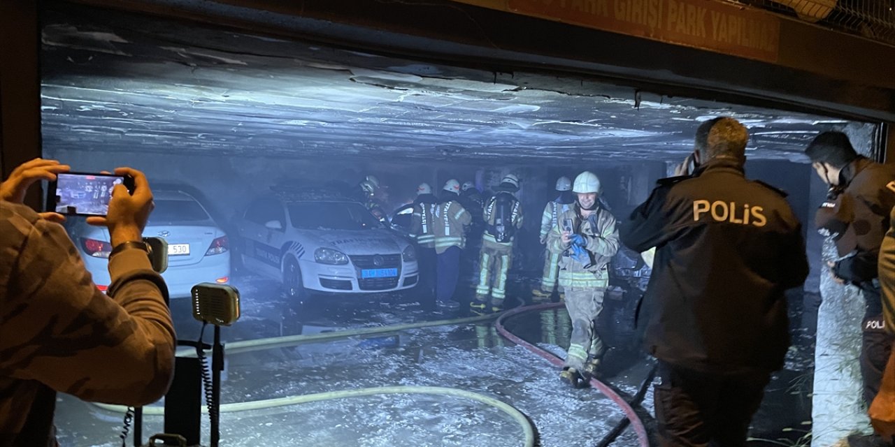 Kapalı otoparktaki yangında 5 otomobil kül oldu