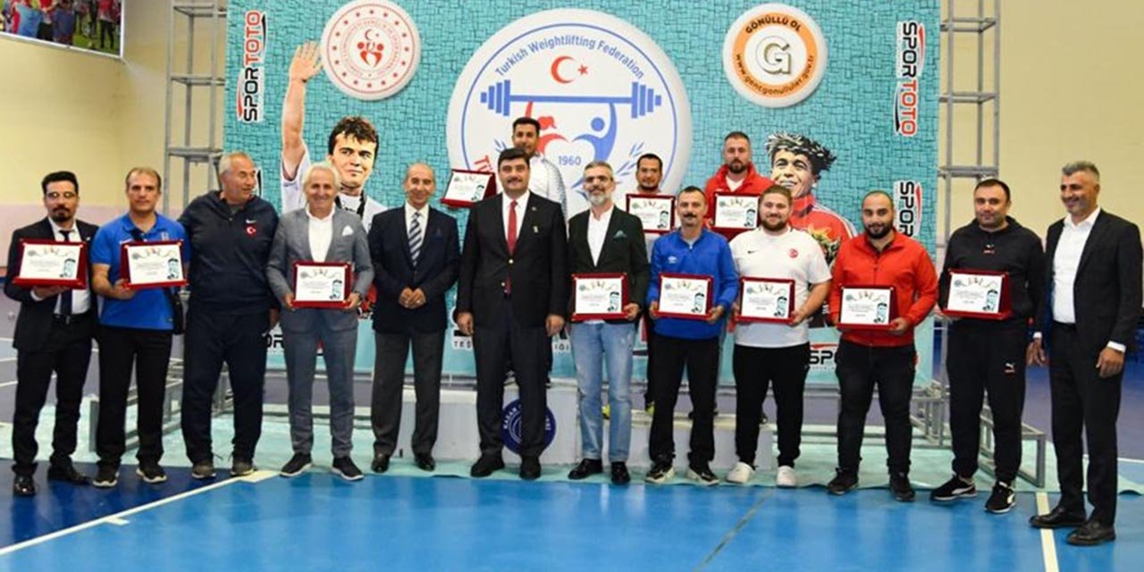 Naim Süleymanoğlu Halter Şampiyonası'nda gençler podyuma çıktı