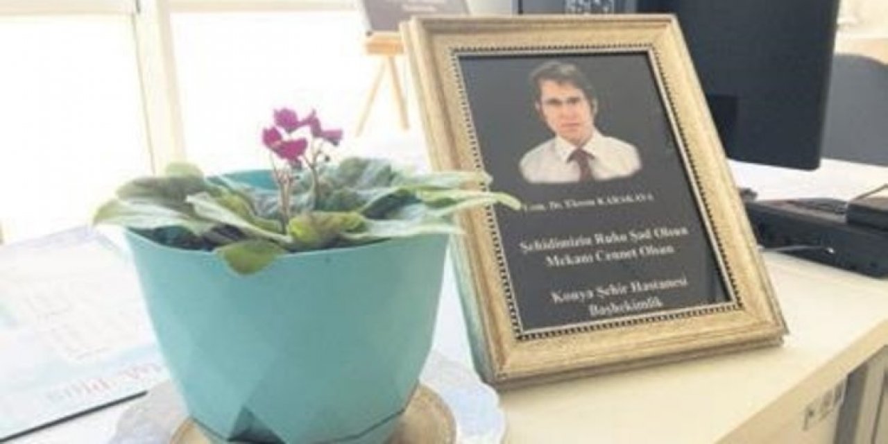 Konya’da öldürülen doktor Ekrem Karakaya’nın masasındaki çiçeğe mesai arkadaşları bakıyor