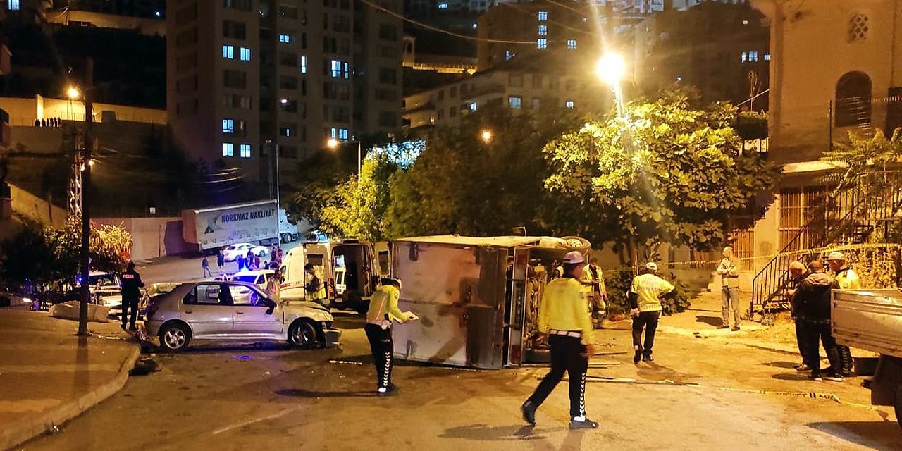 Kontrolden çıkan kamyonet park halindeki araçlara çarpıp, devrildi: 1 ölü