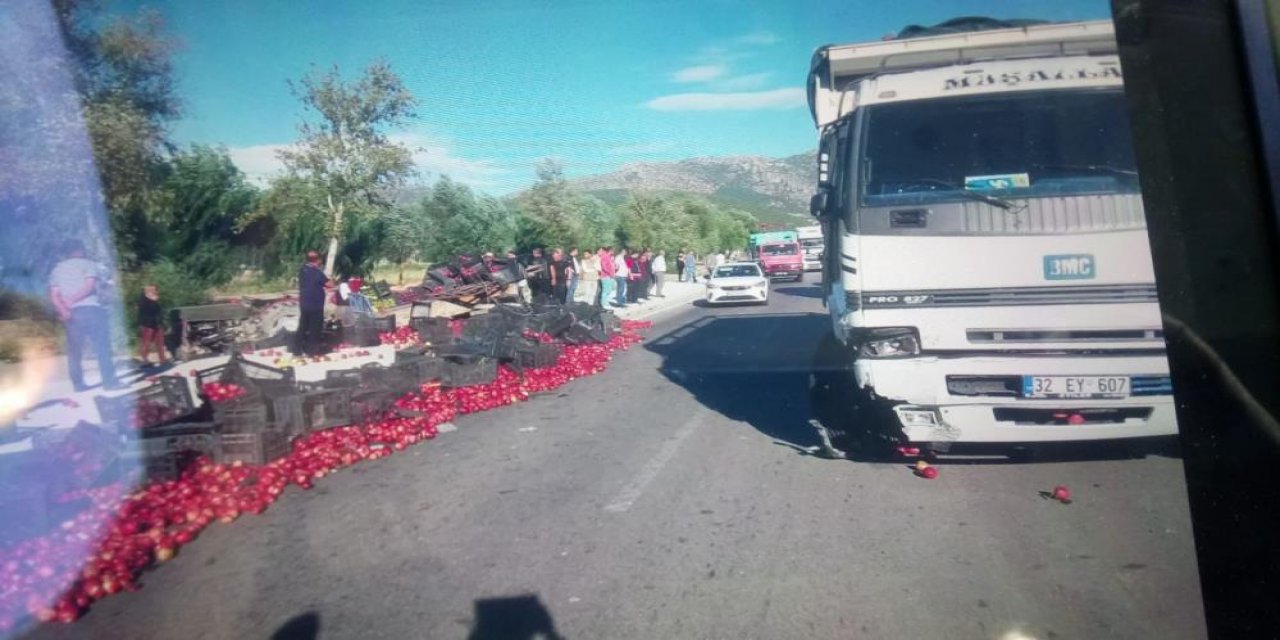 Konya yolunda kamyon elma yüklü traktöre çarptı: 2 yaralı